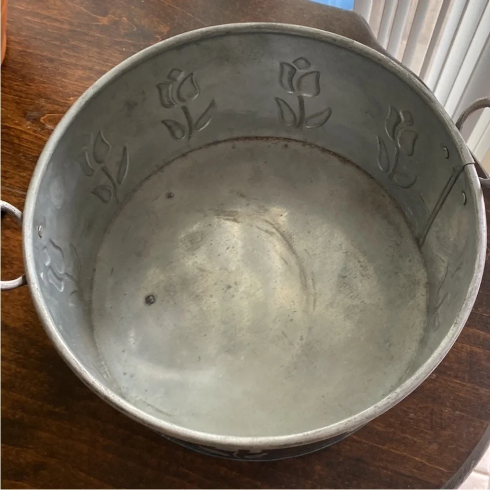 Tulip Design Low Profile Tulip Navy Blue Galvanized Metal Tub Planter 9”